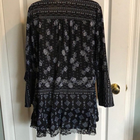 Black flowered long top. - Picture 3 of 4